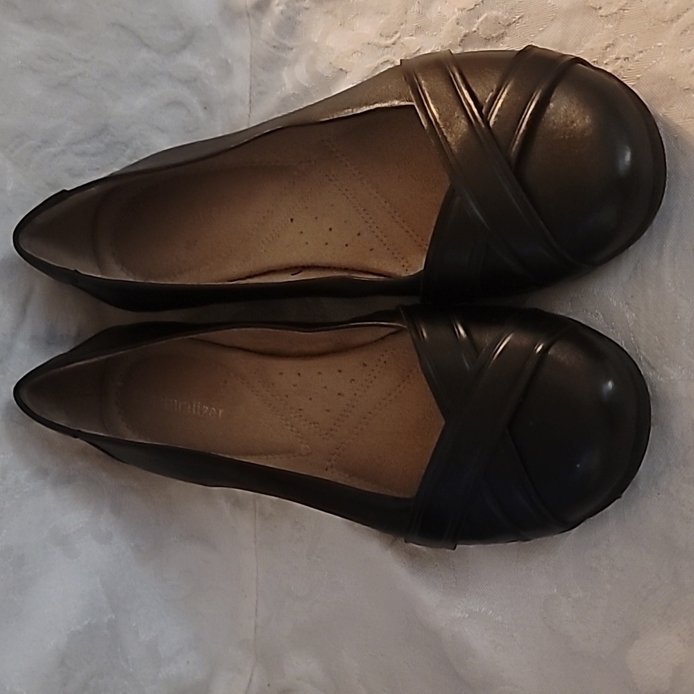 Flat shoes by naturalizer, size 8, Black